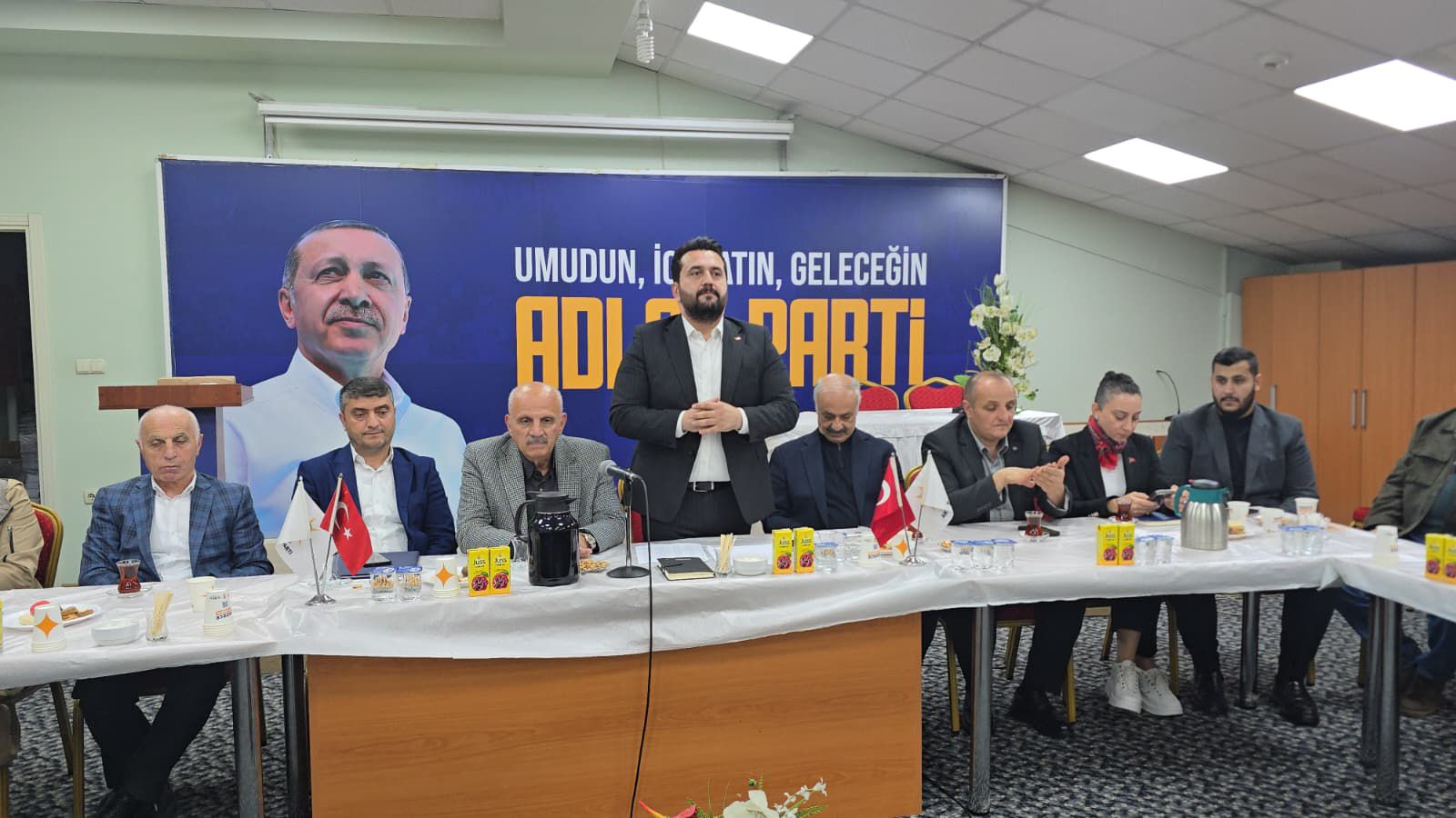 İlçe Başkanımız Haydar Göksoy, geçmiş dönem belediye meclis üyelerimizle bir araya geldi.